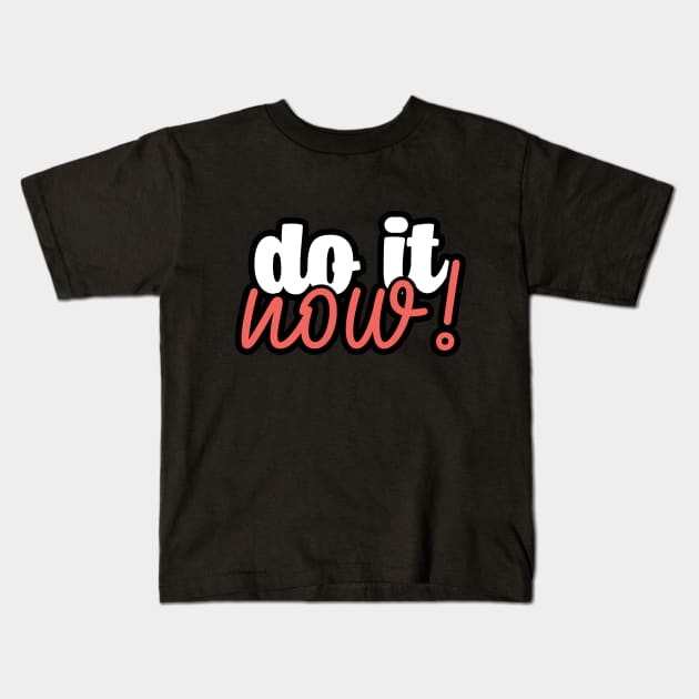 Do it now! Kids T-Shirt by YEBYEMYETOZEN